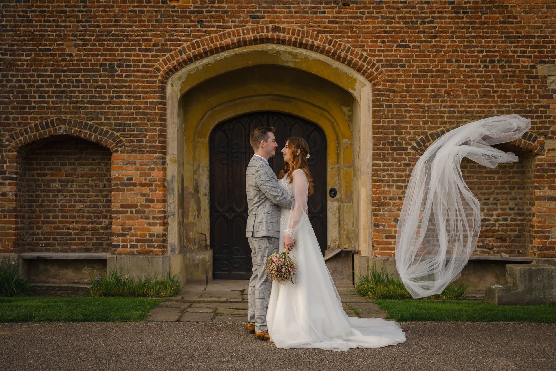 Veil flies off the brides head!