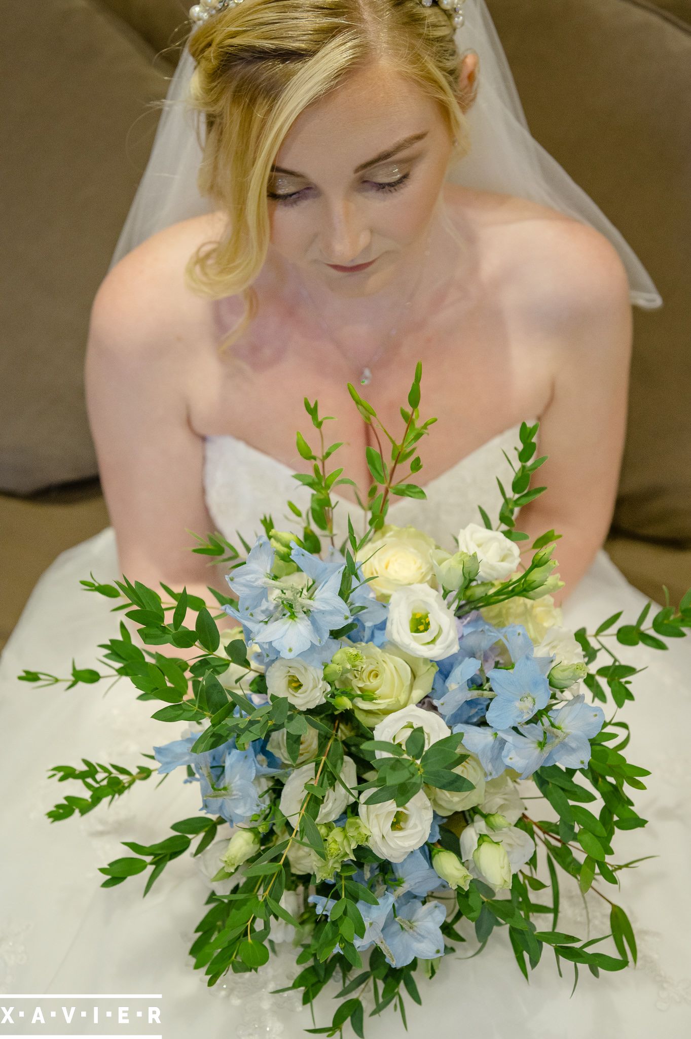 bride is looking at ther weddign flowers