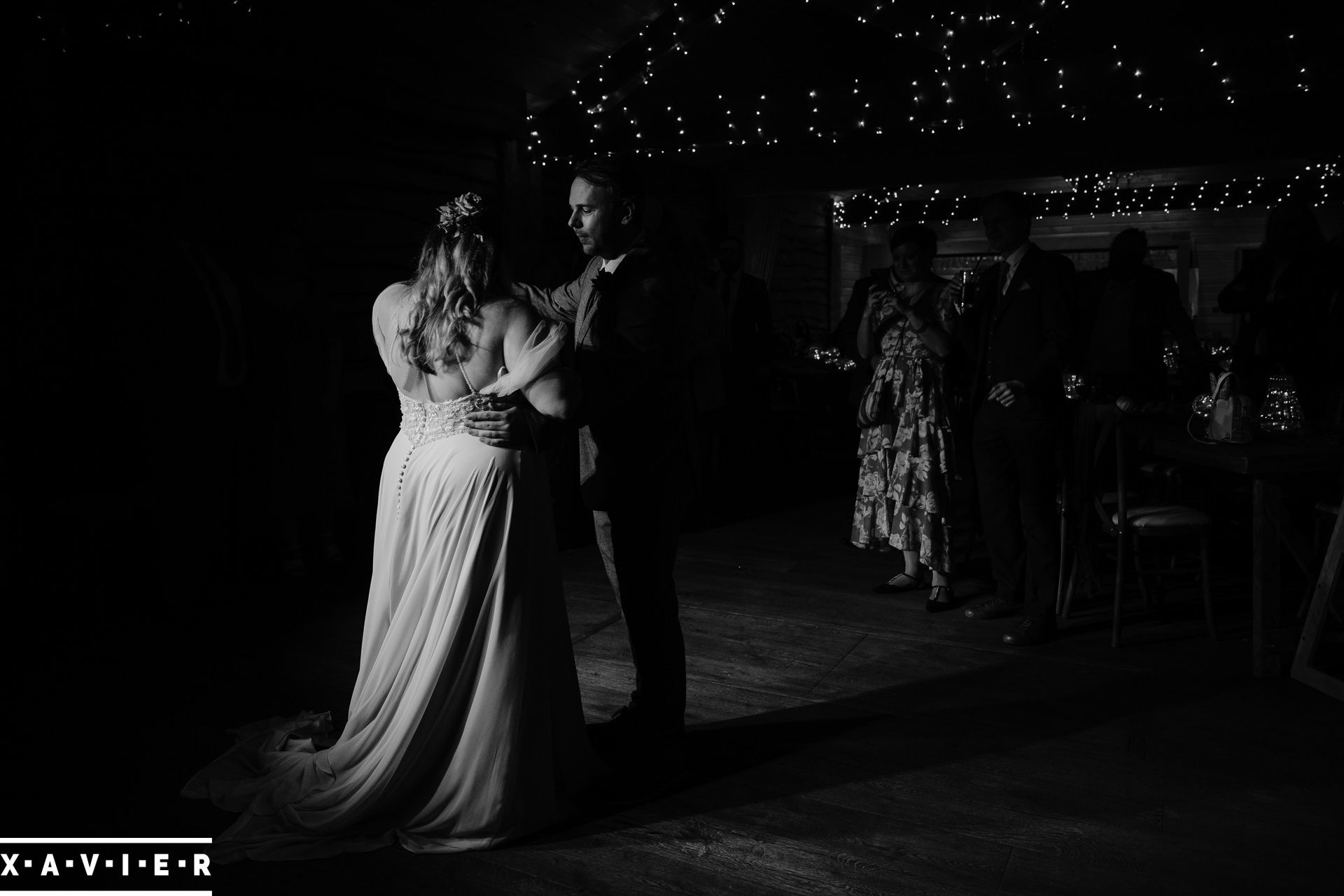 bride and groom haviogn their first dance